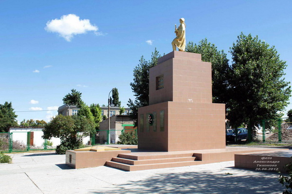 Братская могила в городе Белая Калитва (общий вид)