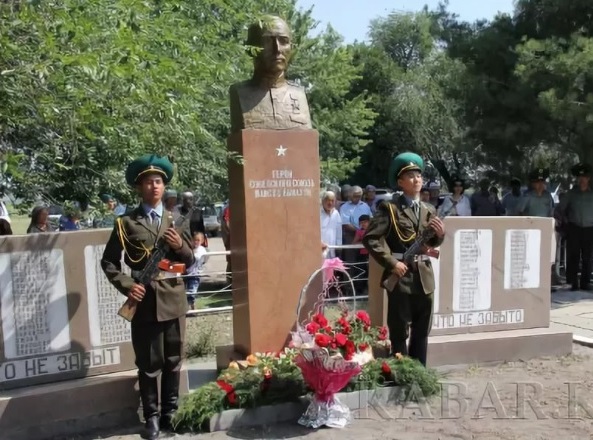 Бюст Героя в селе Милянфан