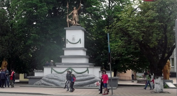 Братская могила в городе Рахов (общий вид)